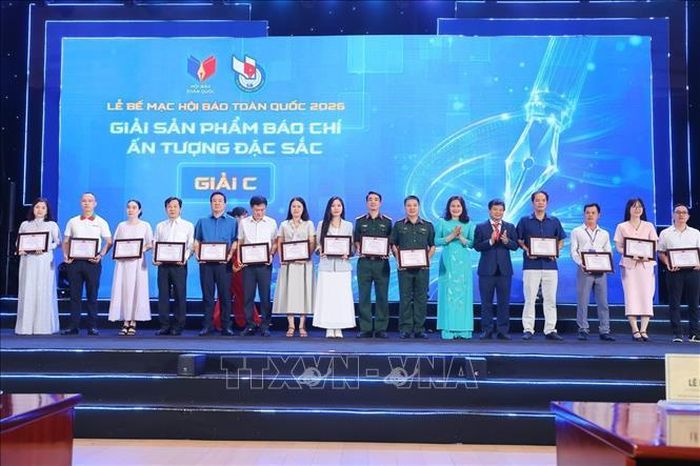 Ban tổ chức trao Giải "Sản phẩm báo chí ấn tượng đặc sắc". Ảnh: Minh Quyết/TTXVN