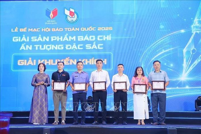Ban tổ chức trao Giải "Sản phẩm báo chí ấn tượng đặc sắc". Ảnh: Minh Quyết/ TTXVN