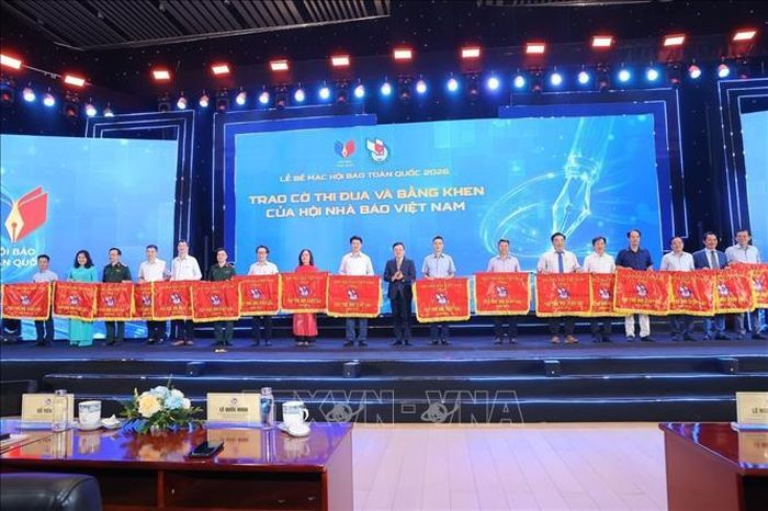 Trao Cờ thi đua và Bằng khen của Hội Nhà báo Việt Nam cho các đơn vị, cá nhân xuất sắc. Ảnh: Minh Quyết/TTXVN