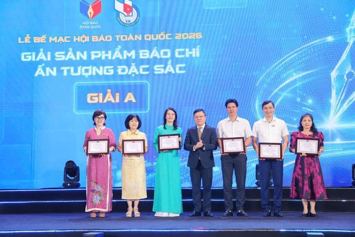 Tổng biên tập báo Tin tức và Dân tộc Ninh Hồng Nga (ngoài cùng bên trái) nhận Bằng chứng nhận Giải A "Giải sản phẩm báo chí ấn tượng”. Ảnh: Minh Quyết/TTXVN