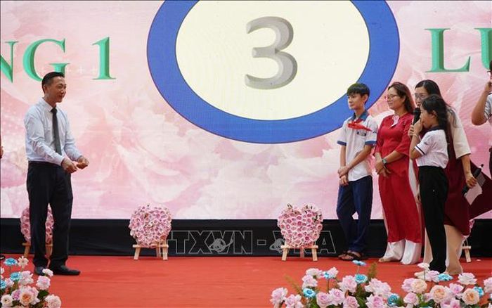Các gia đình tham gia cuộc thi "Gia đình hiểu nhau" để thêm phần gắn kết trong gia đình.