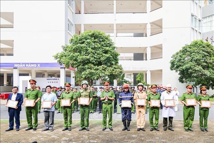 Đại tá Bùi Đức An, Phó Giám đốc Công an thành phố Cần Thơ trao Giấy khen cho các tập thể, cá nhân có nhiều đóng góp tích cực, góp phần bảo đảm thành công cho cuộc diễn tập. Ảnh: TTXVN phát