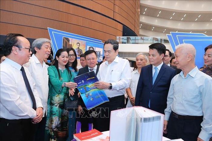 Chủ tịch Quốc hội Trần Thanh Mẫn tham quan không gian trưng bày tại Hội Báo toàn quốc 2026. Ảnh: TTXVN