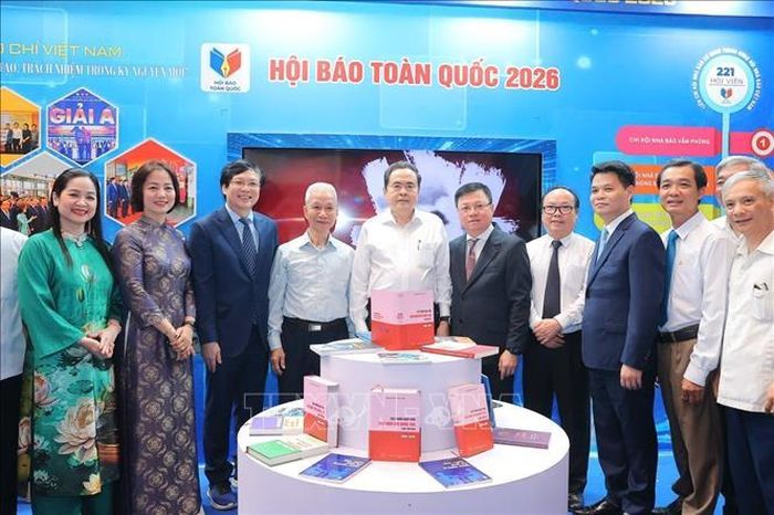 Chủ tịch Quốc hội Trần Thanh Mẫn với các đại biểu tại Hội Báo toàn quốc 2026. Ảnh: TTXVN