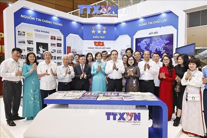 Chủ tịch Quốc hội Trần Thanh Mẫn tham quan không gian trưng bày của TTXVN trong Hội Báo toàn quốc 2026. Ảnh: TTXVN