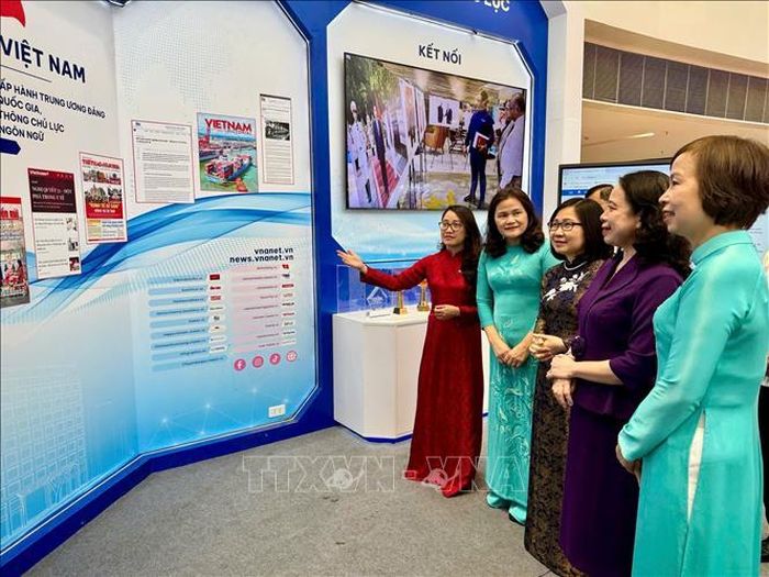 Phó Chủ tịch nước Võ Thị Ánh Xuân tham quan gian trưng bày của TTXVN tại Hội Báo toàn quốc 2026. Ảnh: TTXVN