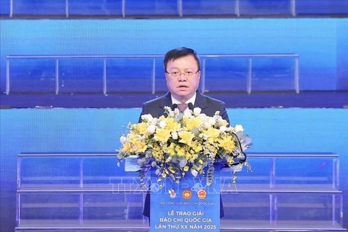 Đồng chí Lê Quốc Minh, Ủy viên Trung ương Đảng, Phó trưởng Ban Tuyên giáo và Dân vận Trung ương, Chủ tịch Hội Nhà báo Việt Nam, Tổng Biên tập Báo Nhân dân phát biểu. Ảnh: Minh Quyết/TTXVN