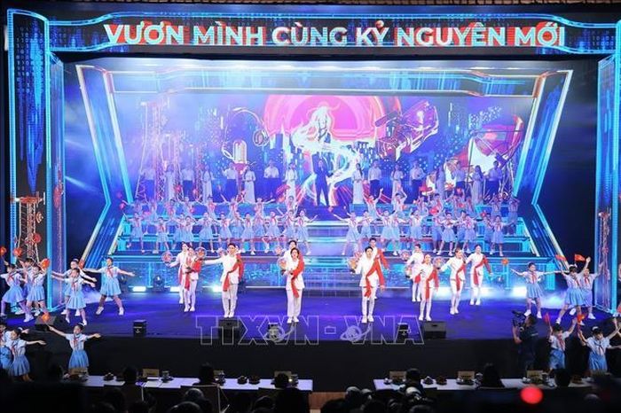 Tiết mục văn nghệ chào mừng. Ảnh: Minh Quyết/TTXVN