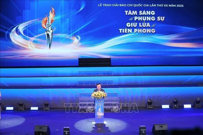 Đồng chí Lê Quốc Minh, Ủy viên Trung ương Đảng, Phó trưởng Ban Tuyên giáo và Dân vận Trung ương, Chủ tịch Hội Nhà báo Việt Nam, Tổng Biên tập Báo Nhân dân phát biểu. Ảnh: Minh Quyết/TTXVN