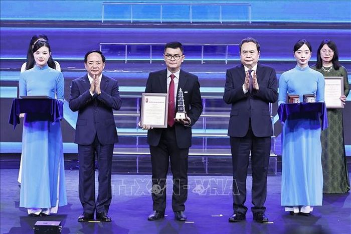 Chủ tịch Quốc hội Trần Thanh Mẫn và Trưởng ban Tuyên giáo và Dân vận Trung ương Trịnh Văn Quyết trao giải A cho các tác giả, nhóm tác giả tại Lễ trao Giải Báo chí Quốc gia lần thứ XX - năm 2025. Ảnh: Doãn Tấn/TTXVN