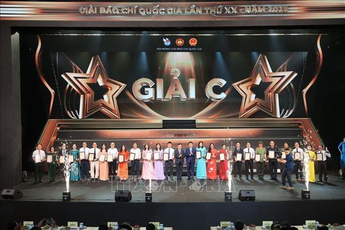 Ban tổ chức trao giải C cho các tác giả đoạt giải. Ảnh: Minh Quyết/TTXVN