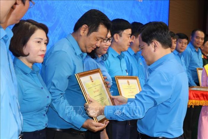 Ông Nguyễn Anh Tuấn, Chủ tịch thường trực Tổng Liên đoàn Lao động Việt Nam tặng Bằng khen Tổng Liên đoàn cho các tập thể, cá nhân đạt thành tích trong Tháng Công nhân và Tháng hành động về an toàn vệ sinh lao động năm 2026.