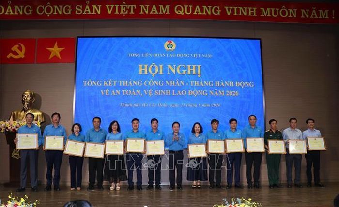 Ông Nguyễn Anh Tuấn, Chủ tịch thường trực Tổng Liên đoàn Lao động Việt Nam tặng Bằng khen Tổng Liên đoàn cho các tập thể, cá nhân đạt thành tích trong Tháng Công nhân và Tháng hành động về an toàn vệ sinh lao động năm 2026.