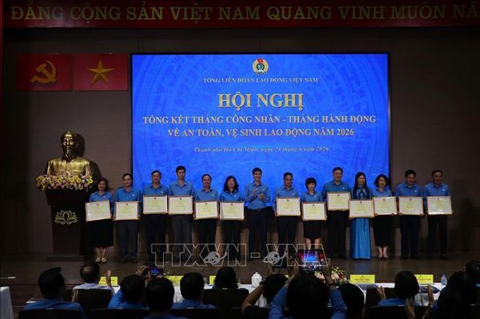 Ông Ngọ Duy Hiểu, Phó Chủ tịch thường trực Tổng Liên đoàn Lao động Việt Nam tặng Bằng khen Tổng Liên đoàn cho các tập thể, cá nhân đạt thành tích trong Tháng Công nhân và Tháng hành động về an toàn vệ sinh lao động năm 2026.