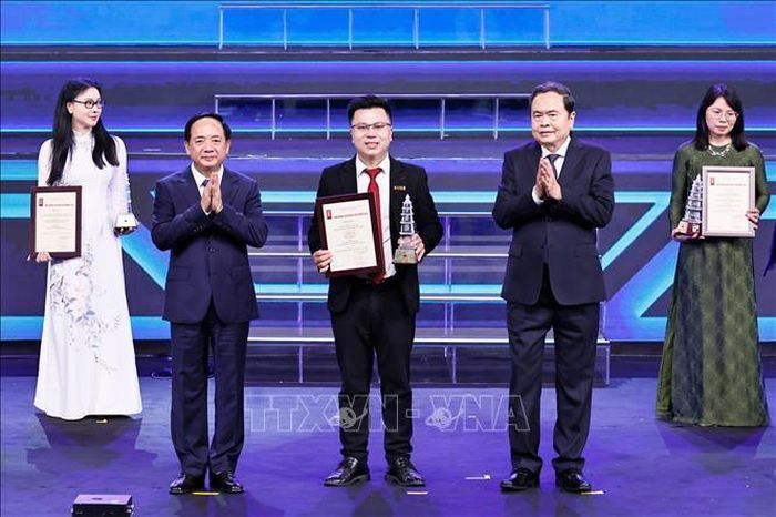 Chủ tịch Quốc hội Trần Thanh Mẫn và Trưởng ban Tuyên giáo và Dân vận Trung ương Trịnh Văn Quyết trao giải A cho các tác giả, nhóm tác giả tại Lễ trao Giải Báo chí Quốc gia lần thứ XX - năm 2025. Ảnh: Doãn Tấn/TTXVN