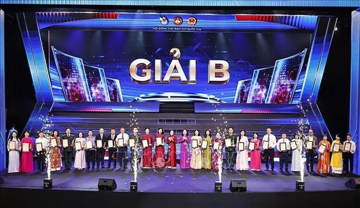 Phó Chủ tịch nước Võ Thị Ánh Xuân trao giải B cho tác giả, nhóm tác giả đoạt giải. Ảnh: Doãn Tấn - TTXVN
