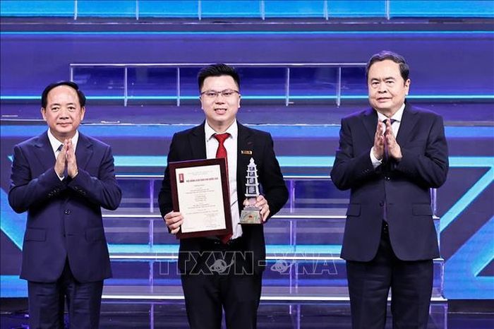 Chủ tịch Quốc hội Trần Thanh Mẫn và Trưởng ban Tuyên giáo và Dân vận Trung ương Trịnh Văn Quyết trao giải A cho đại diện nhóm tác giả Võ Mạnh Hùng, Nguyễn Hoài Nam, Đoàn Minh Anh, Báo Điện tử VietnamPlus, Liên chi hội Nhà báo Thông tấn xã Việt Nam. Ảnh: Doãn Tấn - TTXVN