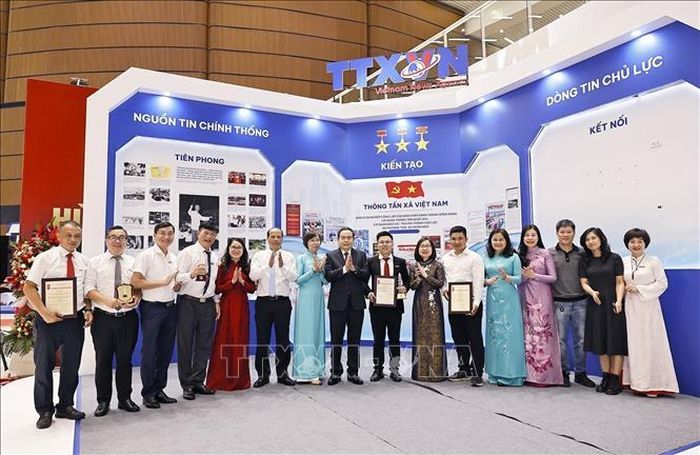 Chủ tịch Quốc hội Trần Thanh Mẫn với lãnh đạo TTXVN và các tác giả đoạt giải Báo chí Quốc gia lần thứ XX - năm 2025. Ảnh: Doãn Tấn/TTXVN