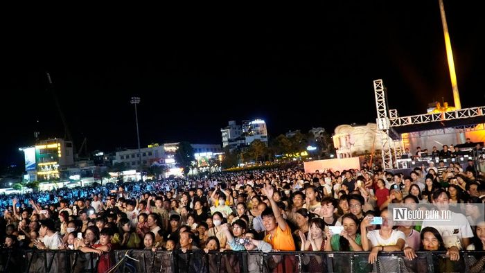 Người dân tập trung về Quảng trường Nguyễn Tất Thành trong đêm khai mạc
