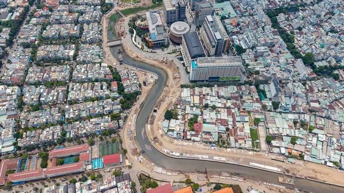 Đặc biệt, hai bên bờ sẽ được xây dựng đường, mỗi bên hai làn xe rộng 6 m, vỉa hè 3-4 m, cùng công viên, mảng xanh. Trục đường này nối liền 4 phường An Nhơn, Bình Lợi Trung, Bình Thạnh và Gia Định, giúp việc di chuyển của người dân thuận lợi.