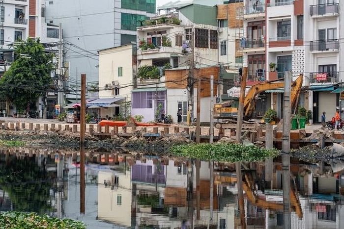 Ông Nguyễn Văn Thanh (ngụ phường Bình Lợi Trung, Tp.HCM) cho biết, ông và nhiều người dân sống ven rạch Xuyên Tâm rất vui khi môi trường nơi đây dần thay đổi. Thấy công nhân, máy móc khẩn trương, mọi thứ quy củ và ai cũng quyết tâm khiến ông rất phấn khởi, mong công trình sớm hoàn thành.
