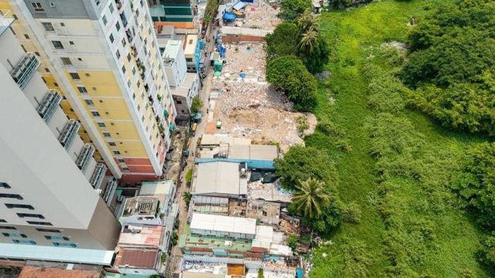Dù được kỳ vọng sẽ hoàn thành vào năm 2027 (sớm hơn dự kiến 1 năm), tuy nhiên, mặt bằng thi công vẫn đang gặp nhiều vướng mắc do nhiều trường hợp chưa bàn giao, đặc biệt là tại vị trí của hai gói thầu trọng điểm XL-01 và XL-02. Bên cạnh đó, việc ban giao mặt bằng rời rạc, chưa liền tuyến cũng là một vướng mắc lớn khiến chủ các gói thầu khó có thể đẩy nhanh thi công.