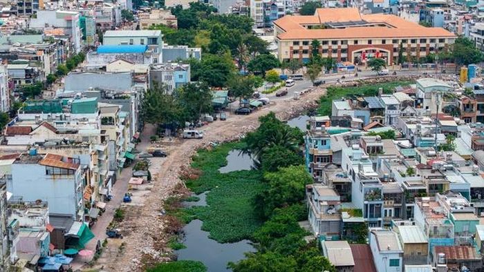 Hơn 20 năm oằn mình với hàng ngàn tấn rác thải và dòng nước ứ đọng, rạch Xuyên Tâm là một trong những con rạch ô nhiễm nhất Tp.HCM. Việc Tp.HCM đẩy nhanh cải tạo con rạch này thể hiện quyết tâm chỉnh trang đô thị, cải tạo môi trường và cải thiện môi trường sống cho hàng ngàn hộ dân sống ven rạch.