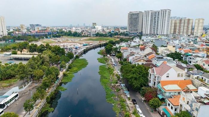 Gói thầu XL-01 dài gần 3 km, từ kênh Nhiêu Lộc - Thị Nghè đến cầu Bùi Đình Túy, bao gồm rạch Cầu Sơn, do Trung Nam E&amp;C đứng đầu liên danh thực hiện với tổng trị giá 1.160 tỷ đồng, thi công trong gần 3 năm. Gói thầu này đi qua địa bàn phường Gia Định với 868 trường hợp bị ảnh hưởng, gồm 601 trường hợp giải tỏa toàn phần và 267 trường hợp giải tỏa một phần, cùng tổng số vốn bồi thường, hỗ trợ và tái định cư hơn 3.911 tỷ đồng.