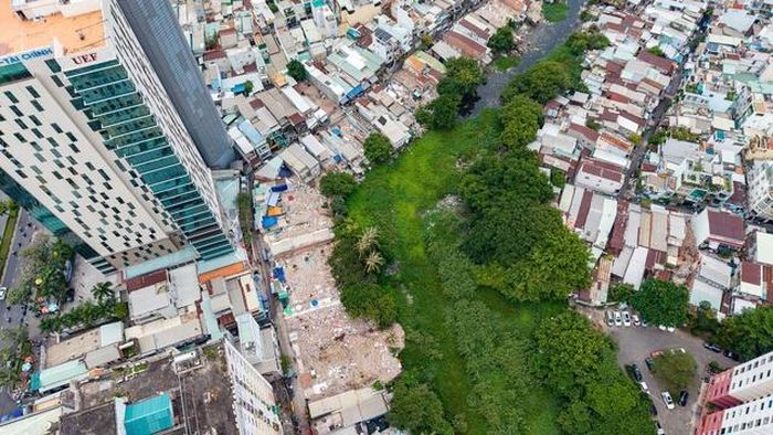 Dự án cải tạo rạch Xuyên Tâm là một trong những công trình trọng điểm về chỉnh trang đô thị và môi trường của Tp.HCM với tổng mức đầu tư hơn 17.200 tỷ đồng từ ngân sách, chủ yếu dành cho giải phóng mặt bằng.