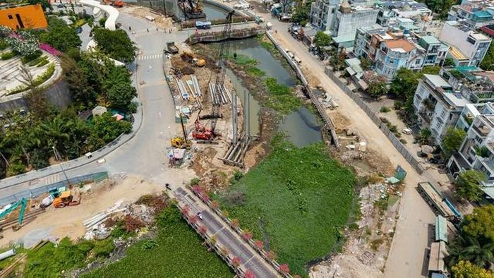 Đại diện UBND Tp.HCM cho biết, trong 6 tháng đầu năm, thành phố triển khai 165 dự án bồi thường, hỗ trợ, tái định cư với tổng nhu cầu vốn khoảng 33.685,97 tỷ đồng. Giá trị giải ngân đạt 8.614,33 tỷ đồng, tương đương 25,57% kế hoạch vốn được giao. Trong đó, dự án cải tạo rạch Xuyên Tâm đã chi trả bồi thường cho 2.154/2.190 trường hợp bị ảnh hưởng, đạt 99,72%.