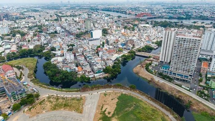 Gói thầu XL-02 dài hơn 4,5 km, từ cầu Bùi Đình Túy đến đường Lương Ngọc Quyến, bao gồm rạch Bình Lợi, rạch Bình Triệu (phường Bình Thạnh và Bình Lợi Trung). Gói này trị giá khoảng 1.210 tỷ đồng.
