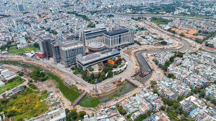 Dự án cải tạo rạch Xuyên Tâm có ba gói thầu đã được khởi công thực hiện. Trong đó, gói thầu XL-03 khởi công từ tháng 5/2025, thời gian thi công 450 ngày. Tại phạm vi Trường đại học Văn Lang, các hạng mục kè bờ và cải tạo lòng rạch đang dần hình thành, các nhà thầu bước vào giai đoạn thi công đại trà, đẩy nhanh tiến độ, phấn đấu hoàn thành vào tháng 11.