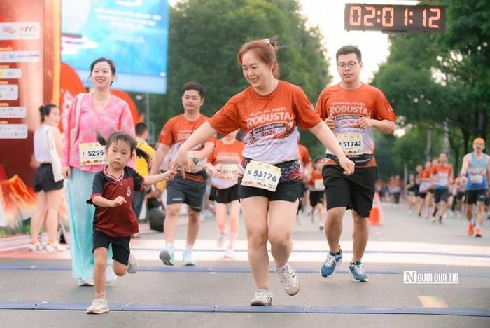 Nhiều gia đình đưa con tham dự cùng, dạy cho con những bài học rèn luyện sức khỏe.
