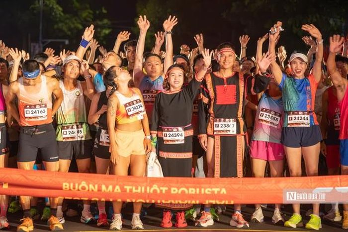 Sáng 21/6, tỉnh Đắk Lắk tổ Giải chạy Giải chạy Buôn Ma Thuột Robusta Half Marathon VTV8 2026 với thông điệp “Chạy giữa Thủ phủ Cà phê”. Sự kiện không chỉ là sân chơi thể thao quy mô lớn mà còn được kỳ vọng góp phần quảng bá hình ảnh, văn hóa và du lịch của Đắk Lắk đến đông đảo du khách trong và ngoài tỉnh.