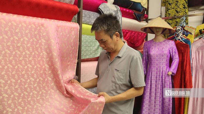 Mỗi đường nét hoa văn trên tấm lụa Vạn Phúc là tâm huyết và sự tỉ mỉ của người nghệ nhân.