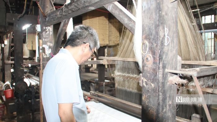 Ông Hiển quan sát hoa văn khi được dệt.