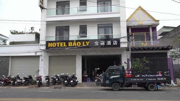Lực lượng Công an Tp.HCM kiểm tra hành chính một cơ sở lưu trú có nhiều người nước ngoài cư trú trái quy định trên địa bàn phường Thuận Giao. Ảnh: CA