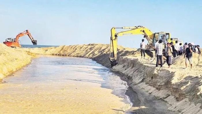 Xã Đông Trạch huy động nhân lực, phương tiện đào cát lấp cửa sông lấy đường thủy cho ngư dân ra biển.