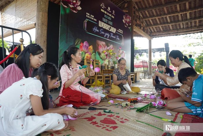 Hoạt động làm hoa sen giấy Thanh Tiên và trải nghiệm sản xuất tinh dầu sen mang đến cơ hội để người dân, du khách khám phá những giá trị văn hóa bản địa và nghề thủ công truyền thống của xứ Huế.