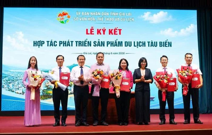 Ký kết bản ghi nhớ hợp tác phát triển sản phẩm du lịch tàu biển giữa các địa phương.