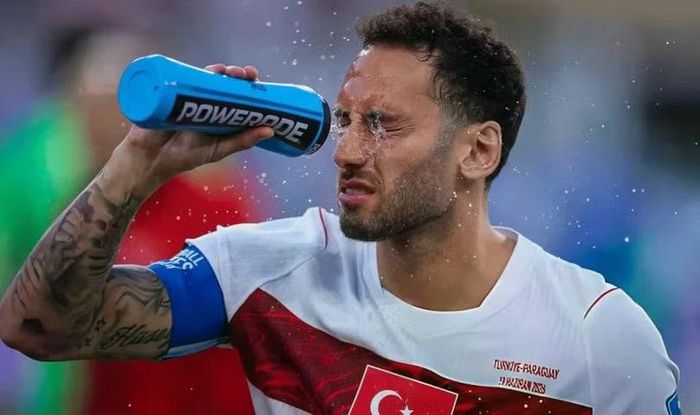 Hakan Calhanoglu, tiền vệ đội trưởng Thổ Nhĩ Kỳ. Ảnh: Ifeng.