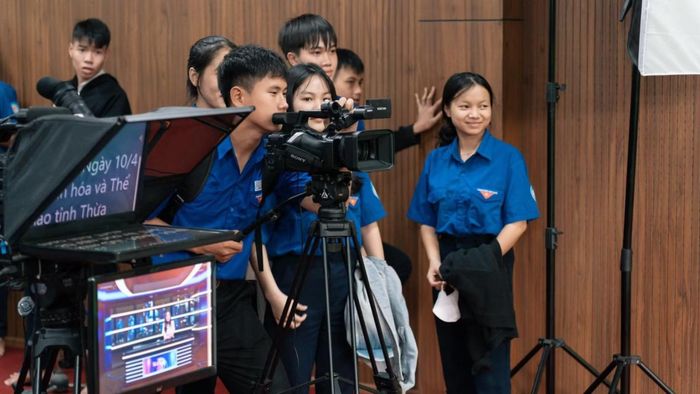 Sinh viên thực hành ghi hình trong giờ học, rèn luyện kỹ năng sản xuất nội dung truyền thông chuyên nghiệp.