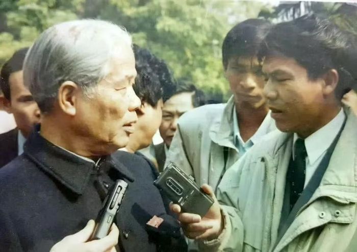 Nhà báo Lê Thọ Bình trong một lần phỏng vấn Tổng Bí thư Đỗ Mười.