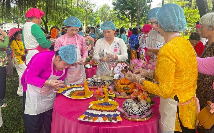  Bày trí các món ngon được chế biến từ sen 