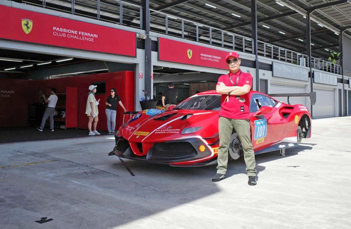 Anh Nguyễn Mạnh Thắng trong một lần lái thử siêu xe ở trường đua Sepang (Malaysia).