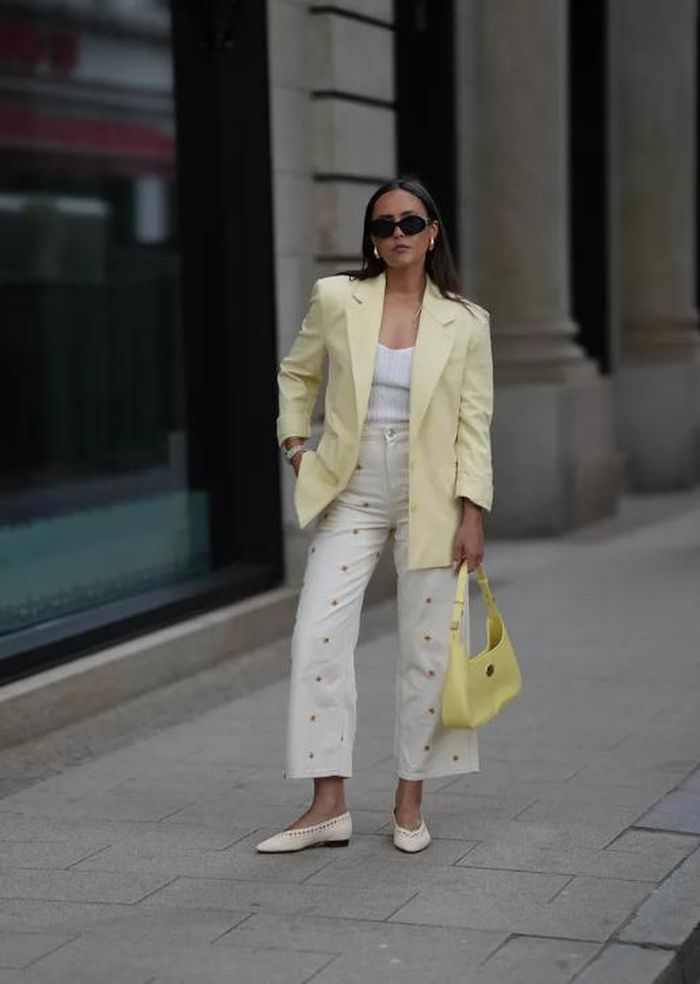 Chiếc blazer màu nổi sẽ giúp tổng thể trang phục trở nên cuốn hút. Ảnh: Getty Images