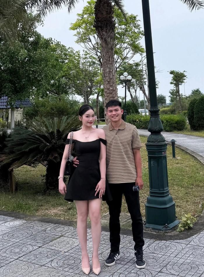 “Có gia đình rồi, tôi nỗ lực nhiều hơn để kiếm tiền chăm lo vợ và gia đình”, Hồ Văn Cường nói với Saostar. Hậu vệ SLNA hiện tại đang trong quá trình bình phục chấn thương, và anh kịp tái xuất ở mùa giải mới. Ảnh: FBNV