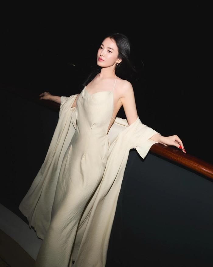 Thiết kế cắt xẻ táo bạo giúp nữ diễn viên khoe nét đẹp hình thể.