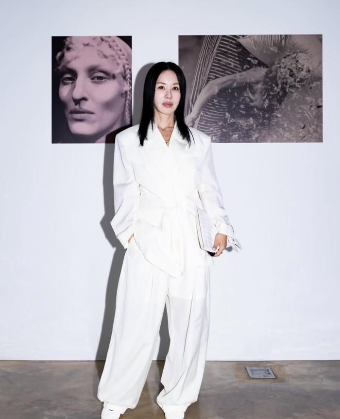 Bên cạnh các hoạt động nghệ thuật, Uhm Jung Hwa cũng thường xuyên chia sẻ cuộc sống thường ngày thông qua kênh YouTube cá nhân.