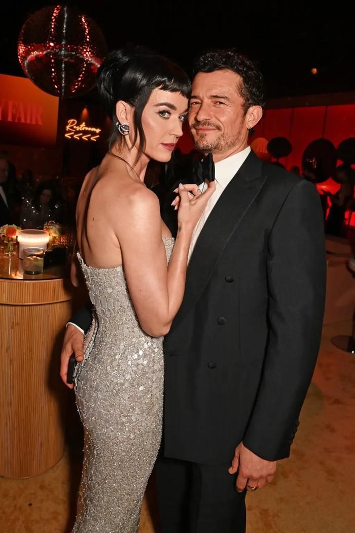 Katy Perry và Orlando Bloom bắt đầu vướng tin hẹn hò vào năm 2016 sau khi gặp nhau tại tiệc hậu lễ trao giải Quả Cầu Vàng.
